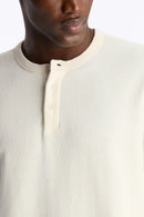 Camiseta Henley Clássica com Textura Waffle - Creme