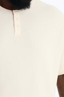 Camiseta Henley Clássica com Textura Waffle - Creme