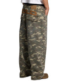 CALÇA COM TACHAS CAMUFLADA